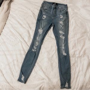 5 Long curvy high rise skinny classic stretch blue jeans. Lightly distressed.
